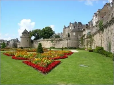 Voici les remparts de Vannes dans le Morbihan et ses habitants sont des :