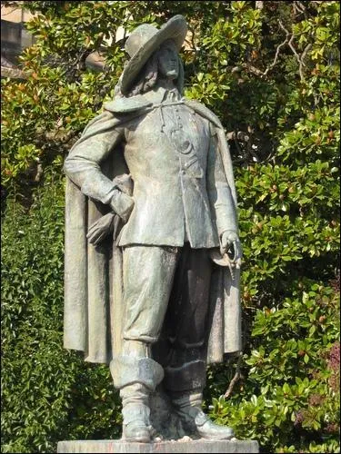 Voici un mousquetaire qui protge la ville de Auch dans le Gers et ses habitants sont des :