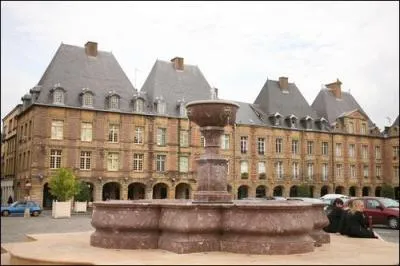 Voici la Place Ducale  Charleville Mzires dans les Ardennes et ses habitants sont des :