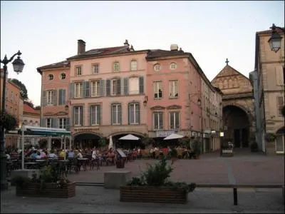 Voici le place des Vosges  Epinal dans les Vosges et ses habitants sont des :