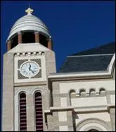 Voici l'glise Saint Pierre aux Sables d'Olonne en Vende et ses habitants sont des :