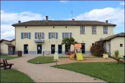 Commune de l'arrondissement de Bourg-en-Bresse, sur la rive gauche de la Saône, Peyzieux-sur-Saône se situe dans le département ...