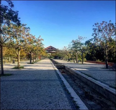 Cette ancienne gare dite "du Prado" a fait place au "Parc du 26e centenaire" ! Où sommes-nous ?