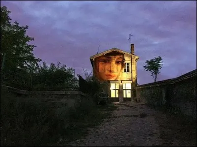 Malgré ses airs de maison hitchockienne, l'ancienne gare du Pont de Flandres est bien ... (Complétez !)