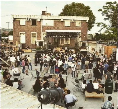 " - Vous êtes diplômé de L'École ?" - "Non, je sors de la gare ... !" (Complétez !)