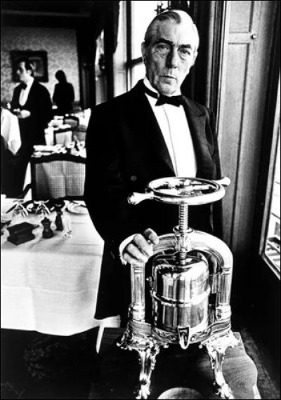 Quel nom est donné dans le restaurant "La Tour d'argent" au personnel de salle qui s'occupe exclusivement de la préparation du canard au sang ?