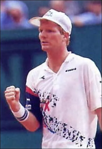 Joueur de tennis américain, numéro 1 mondial en 1992, vainqueur à deux reprises à Roland-Garros, en 1991 et 1992 :