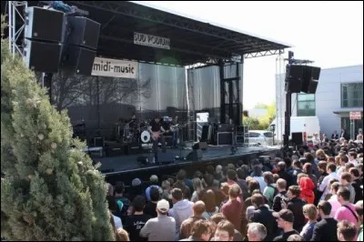Si vous n'&ecirc;tes pas tr&egrave;s bon danseur, pas de souci ! Sur cette sc&egrave;ne, se produisent divers spectacles en tous genres. Ceci est un...