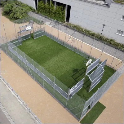 Sur ce terrain de sport, on peut jouer au foot, au basket ou encore aux ballons prisonniers. C'est un terrain...