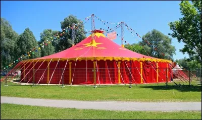 Deux fois par jour, sous ce chapiteau, un groupe de personnes vous propose des spectacles de clowns, de magie, de voltige et bien d'autres surprises. C'est...