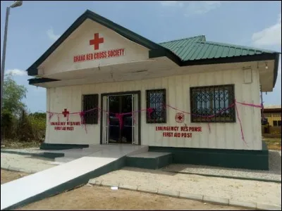 En cas de bobos, deux secouristes sont pr&eacute;sents dans cette petite maison, de jour comme de nuit. C'est...