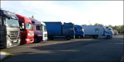 Nous n'accueillons pas seulement des vacanciers. Apr&egrave;s de longues heures de conduite, ces hommes et ces femmes qui roulent &agrave; bord de puissants camions aiment aussi le confort. Comment s'appelle ce m&eacute;tier ?