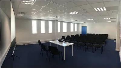 Avant toute ouverture au public, je m'entretiens avec l'ensemble du personnel animateur afin de faire le point sur les activit&eacute;s et probl&egrave;mes &agrave; r&eacute;gler. Celle-ci est une salle de...