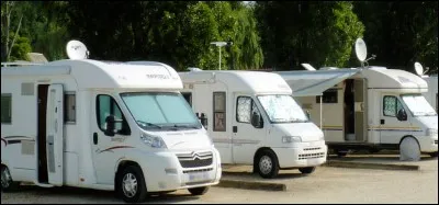 Pr&egrave;s de 200 places sont disponibles sur cet emplacement r&eacute;serv&eacute; aux maisons roulantes. De quel type de v&eacute;hicule s'agit-il ?
