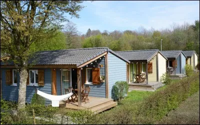 Mais certaines personnes &eacute;prouvent le besoin de se sentir comme chez eux, m&ecirc;me au camping ! Plus de 600 y sont implant&eacute;s dans le domaine. Ce sont...