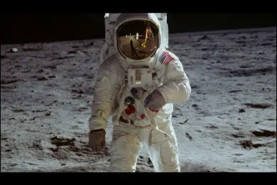 Quelle a été la première action des astronautes Neil Armstrong et Buzz Aldrin une fois sur la Lune ?