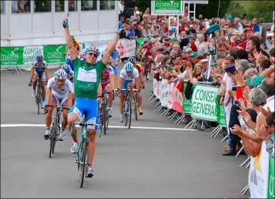 Autour de quel village se droule la course cycliste 'le bol d'or des Mondires' ?