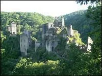 Comment se nomme le site fodal situ non loin d'Argentat sur une presqu'ile rocheuse ?