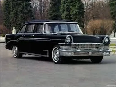 Cette voiture de luxe, produite en URSS de 1959 à 1967 et destinée aux officiels, est une...