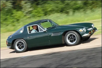 Cette sportive anglaise, équipée d'un moteur Ford de 1600 cm3, est une ...