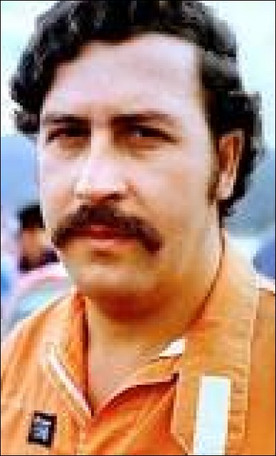 Lors de sa cavale en 1993, Pablo Escobar aurait fait brûler 2 millions de dollars pour :