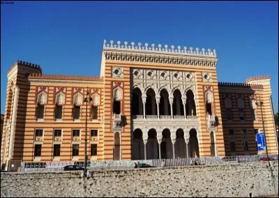 Nomm&eacute; Vijećnica et restaur&eacute; apr&egrave;s avoir &eacute;t&eacute; d&eacute;truit pendant la guerre de Bosnie, ceci est l'h&ocirc;tel de ville de quelle capitale ?