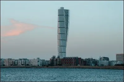 Connu sous le nom de Turning Torso, ce gratte-ciel est le plus grand de Scandinavie et se trouve dans quelle ville ?