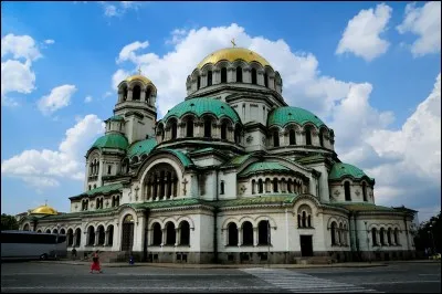 Construite dans un style byzantin, l'&eacute;glise orthodoxe bulgare, &agrave; Sofia, est nomm&eacute;e d'apr&egrave;s quel c&eacute;l&egrave;bre russe du XIIIe si&egrave;cle ?