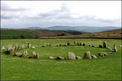 Quel nom porte le cromlech n&eacute;olithique situ&eacute; au nord-est de Stonehenge, dans le comt&eacute; du Wiltshire ?