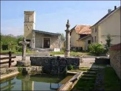 Sur cette image vous avez le lavoir au premier plan, ainsi qu'au second plan le calvaire, la fontaine et l'église Saint-Gérard de Lebetain. Village du Territoire de Belfort, il se situe dans l'ex région ...