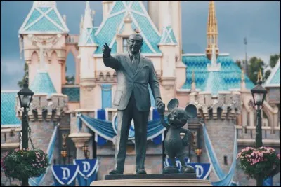 Qui est le créateur de ces parcs et de ces contes de fée ?