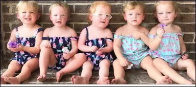 Qui est la première en bleu marine ?