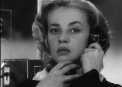 On l'enferme dans une cage,
Mais cependant n'est point sauvage.
Et s'il peut rendre certains phobiques,
Les paresseux le trouvent pratique.
Se fait pardois renvoyer,
Vers celui qui l'a impulsé...
Malle en tourna un "...pour l'échafaud",
Sur musique de Miles, joué par Moreau !