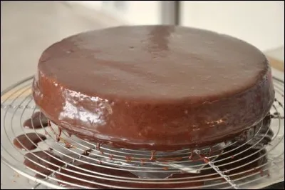 On ne voit rien dans ses carreaux,
Le dîner repose sur elle.
Parfois potable quand elle est d'eau,
Elle fait aussi dans la dentelle,
D'Alençon ou bien d'Argentan,
Quand ce n'est pas dans les jours d'Angles,
Pour les plus parfaites, les plus belles.