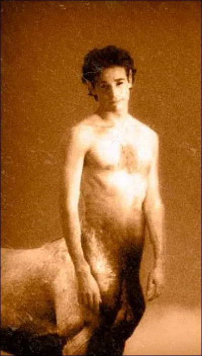 Avant d'être massacré, celui-ci pleura sa mère. Qui est-il ?