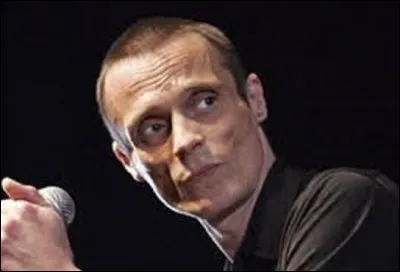 Mort du sida à Paris le 10 janvier 2010, Mano Solo est un chanteur, guitariste, dessinateur, et peintre. Né à Châlon-sur-Marne le 24 avril 1963, il est considéré comme un héritier de la chanson réaliste. Il est inhumé dans la division 10. Quel est le nom de son père qui trouva la mort tragiquement lors de l'attaque djihadiste de la rédaction de Charlie Hebdo le 7 janvier 2015 ?