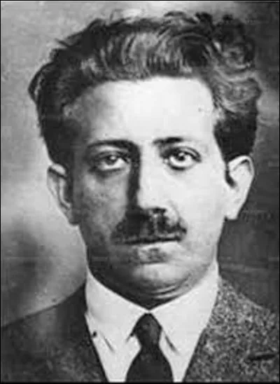 Financier français d'origine russe, Alexandre Stavisky naît à Slobodka dans l'ancien Empire russe, aujourd'hui en Ukraine près de Kiev, le 20 novembre 1886. Coupable de détournement de fonds, (affaire dont le nom reste associée au sien) il prend la fuite en 1934 et part se réfugier dans son chalet près de Chamonix. Traqué et encerclé, comment termina-t-il sa cavale, selon la version policière ?