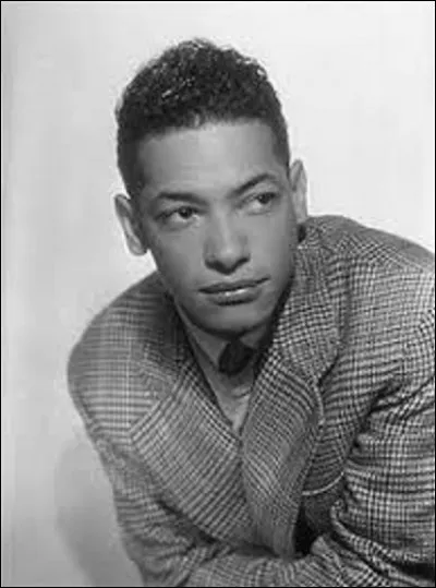 Voilà, j'ai fini ma petite rétrospective, et j'arrive à la lettre S. Je commence par une double question concernant le chanteur, humoriste, compositeur et guitariste, Henri Salvador. Interprétant des chansons comme ''Maladie d'amour'' en 1948 , ''Le travail c'est la santé'' en 1965, ou ''Jardin d'hiver'' en 2000, il voit le jour en juillet 1917 dans un département d'outre-mer. Lequel ?