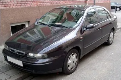 Voici une voiture tricorps très appréciée en Amérique du Sud, contrairement à l'Europe. Elle a été construite par le géant automobile italien. Quelle est cette voiture ?