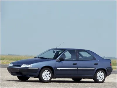 Berline du constructeur aux chevrons, sa ligne a été dessinée par Bertone. Comment se nomme-t-elle ?