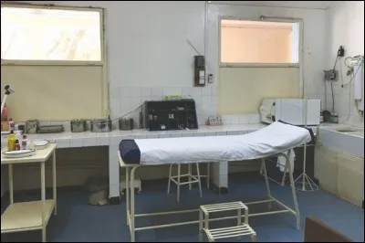 Dans cette infirmerie, un ou une étudiant(e) en IFSI gère de possibles incidents avec les patients, sans déranger les médecins en rendez-vous, comme les petits bobos ou de maux divers. Que signifie " lFSI " ?