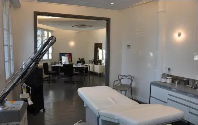 Ce docteur est le médecin généraliste qui a pour mission d'organiser l'ensemble des soins du patient. Quelle autre appellation a-t-il parmi les réponses proposées ?