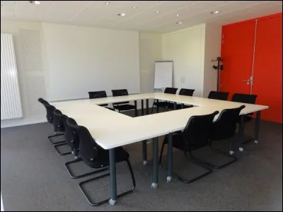 Les personnels médicaux et paramédicaux se réunissent dans cette salle afin de faire de nombreuses réunions. Ceci est une salle de...