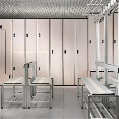 Pour terminer, les différents corps de métier se bousculent dans ce petit espace pour enfiler ou retirer leurs uniformes. Ce sont...