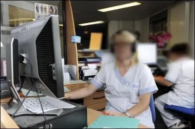 Dès votre entrée, vous devez vous signaler ici. De même, les patients peuvent prendre rendez-vous, avoir des renseignements concernant le centre médical...Comment s'appelle cet endroit ?