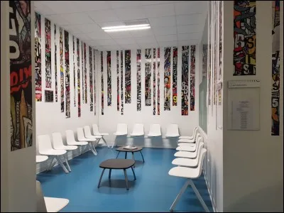 Dans l'attente de votre consultation, vous devez patienter dans la salle...