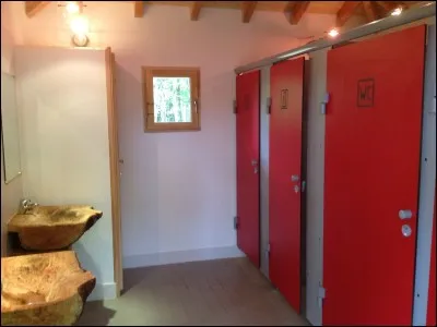 Si entre-temps, vous avez une envie pressante, vous avez la possibilité d'aller aux...