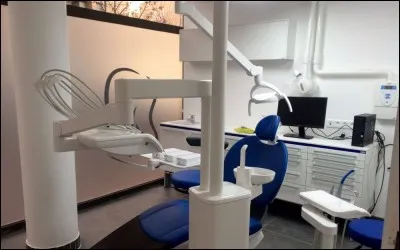 Ce professionnel de santé s'occupe de vos dents principalement, avec l'aide de son assistante. Quel est le métier correct parmi cette sélection ?