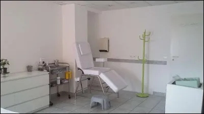 Une infirmière est présente dans le centre médical afin de faire d'éventuelles analyses en faisant notamment une...