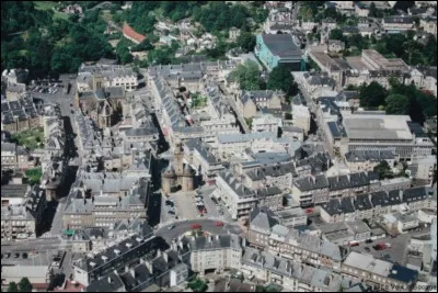 Ville du bocage normand, dans le département du Calvados, connue pour sa spécialité gastronomique de l'andouille :